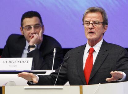 El ministro de Asuntos Exteriores francés, Bernard Kouchner, a la derecha, interviene en la Conferencia de Donantes, a su izquierda, el primer ministro georgiano Lado Gurgenizde.