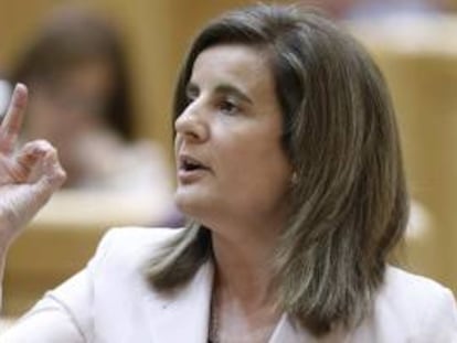 La ministra de Empleo y Seguridad Social, Fátima Báñez, durante su intervención en la sesión de control al Gobierno, ayer en el pleno del Senado.