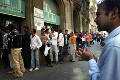 Cola de inmigrantes del último día del proceso de regularización en Barcelona.