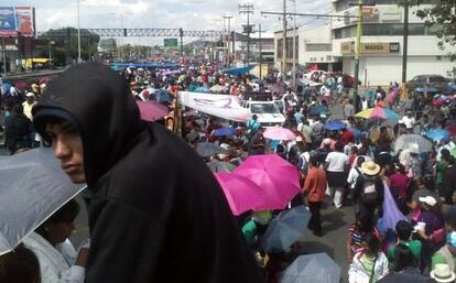 Los manifestantes en la zona aledaña al aeropuerto.