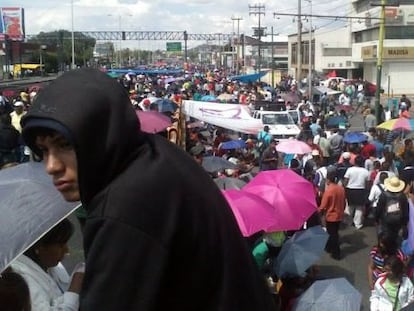 Los manifestantes en la zona aledaña al aeropuerto.