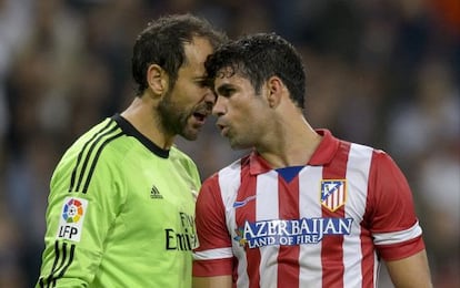 Diego López y Diego Costa se encaran durante el partido.