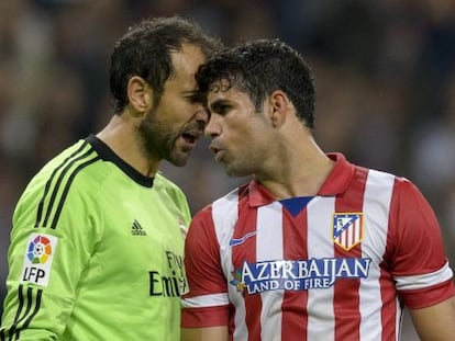 Diego López y Diego Costa se encaran durante el partido.