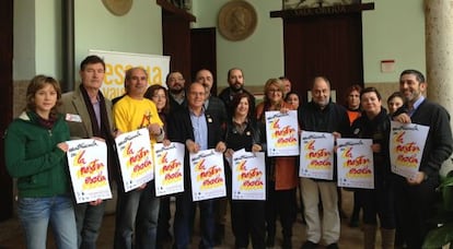 Vicent Moreno y Ver&ograve;nica Cant&oacute;, en el centro y con chapa junto a el resto de participantes en el acto.