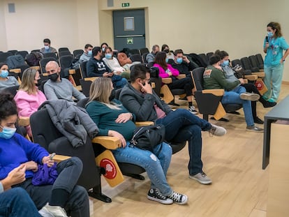 Parejas asisten este miércoles a una sesión sobre partos en el Hospital de Torrejón, en Madrid. ANDREA COMAS