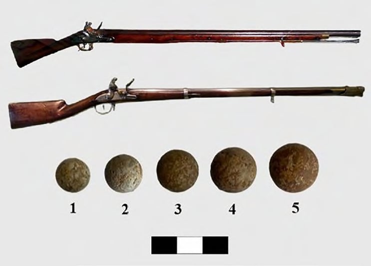 Arriba, fúsil británico Brown Bess y, bajo este, el modelo francés 1.777. Abajo, diversos tipos de proyectiles hallados en Ordal.