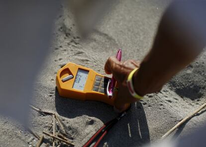 Las voces en contra de la vuelta a la energía nuclear alegan que los ciudadanos y las empresas ya se han acostumbrado a usar menos electricidad. “Se ha demostrado que ahorrar energía no equivale a perder calidad de vida”, sostiene Tetsunari Iida, del Instituto para Políticas Sostenibles de Energía. En la imagen, uno de los manifestantes que se han instalado en un campamento cerca de la estación de Sendai comprueba los niveles de radiación en la zona.