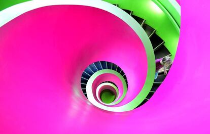 Un estudiante baja las escaleras de la biblioteca 'Informations-, Kommunikations- und Medienzentrum (IKMZ)' en Cottbus, al este de Alemania.