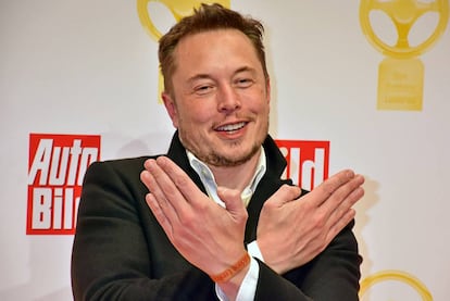 Elon Musk dice tener un proyecto de nave espacial que podría llegar a Marte en 2019. Algunos esperan que sea cierto, que se suba a ella y que no vuelva. En la imagen, Musk en los premios Goldenes Lenkrad celebrados en Alemania (2016).