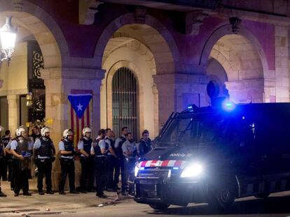 Los Mossos d'Esquadra a las puertas del Parlament durante la manifestación del 1-O.