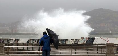 Un hombre observa el fuerte oleaje en la localidad vizcaina de Getxo, como consecuencia del temporal que azota la costa norte de la península.