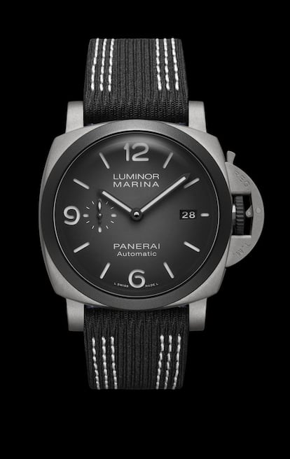 Inspirándose en su historia y capitalizando una gran cantidad de saber hacer tecnológico, Panerai reafirma su conexión con el mar con un homenaje a su embajador y campeón de apnea: el Luminor Marina 44 mm − Edición Guillaume Néry. La marca reconoce la importancia crítica de los instrumentos de buceo legibles y celebra el 70 aniversario de Luminor, una sustancia patentada con propiedades luminiscentes, con una edición limitada a 70 unidades y una garantía de 70 años. Precio: 19.000 euros.