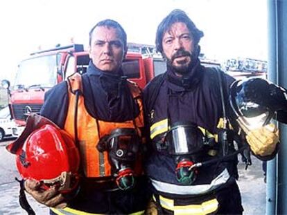 José Coronado (izquierda) y Ramón Langa, en un descanso de la grabación de <i>Código fuego.</i>