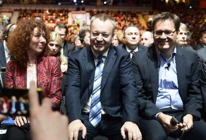 Stephen Elop, rodeado de otros miembros del consejo de Nokia.