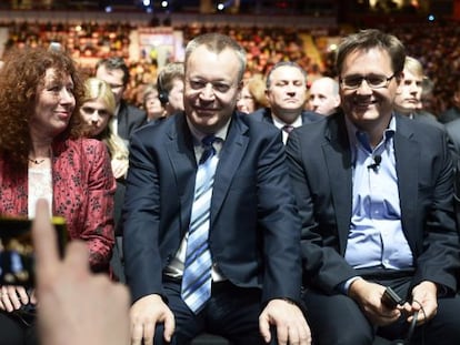 Stephen Elop, rodeado de otros miembros del consejo de Nokia.