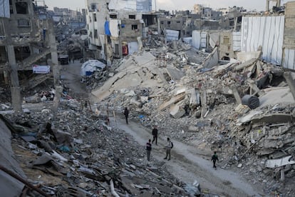 Palestinos caminan entre las ruinas de los edificios en Yabalia, este mircoles. 