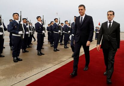 Pedro Sánchez, con el primer ministro marroquí, Saadedín Al Othmani, en Rabat, este lunes.