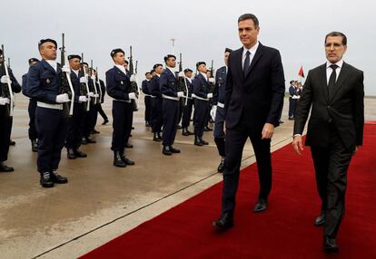 Pedro Sánchez, con el primer ministro marroquí, Saadedín Al Othmani, en Rabat, este lunes.