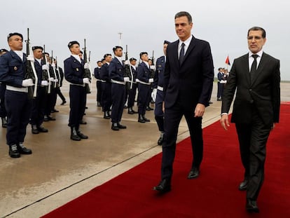 Pedro Sánchez, con el primer ministro marroquí, Saadedín Al Othmani, en Rabat, este lunes.