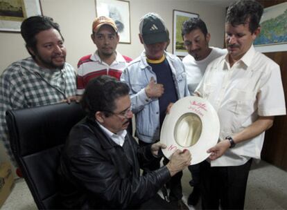 Zelaya firma un sombrero que también contiene el autógrafo del enviado de EE UU, Thomas Shannon.