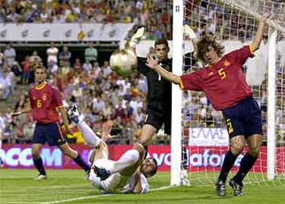 Puyol, Casillas y Helguera en una jugada de peligro, ante un delantero griego tumbado, durante el partido del sábado en Zaragoza.