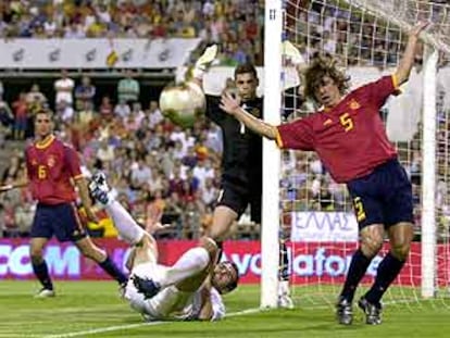 Puyol, Casillas y Helguera en una jugada de peligro, ante un delantero griego tumbado, durante el partido del sábado en Zaragoza.