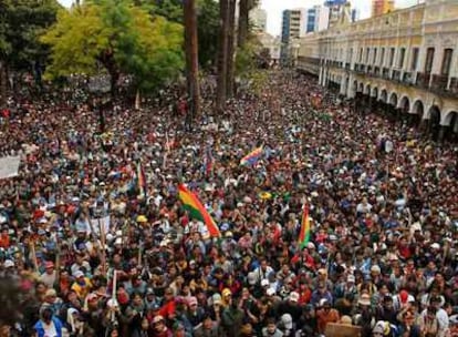 Miles de campesinos y cocaleros afines al presidente Evo Morales, abarrotaron este viernes la plaza principal de Cochabamba, para exigir la renuncia del prefecto de este distrito, Manfred Reyes Villa.