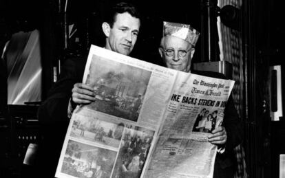 Los editores del &#039;Post&#039; Philip L. Graham (Izda.) y Eugene Meyer consultan el diario en 1954.