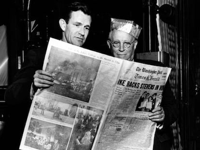 Los editores del &#039;Post&#039; Philip L. Graham (Izda.) y Eugene Meyer consultan el diario en 1954.