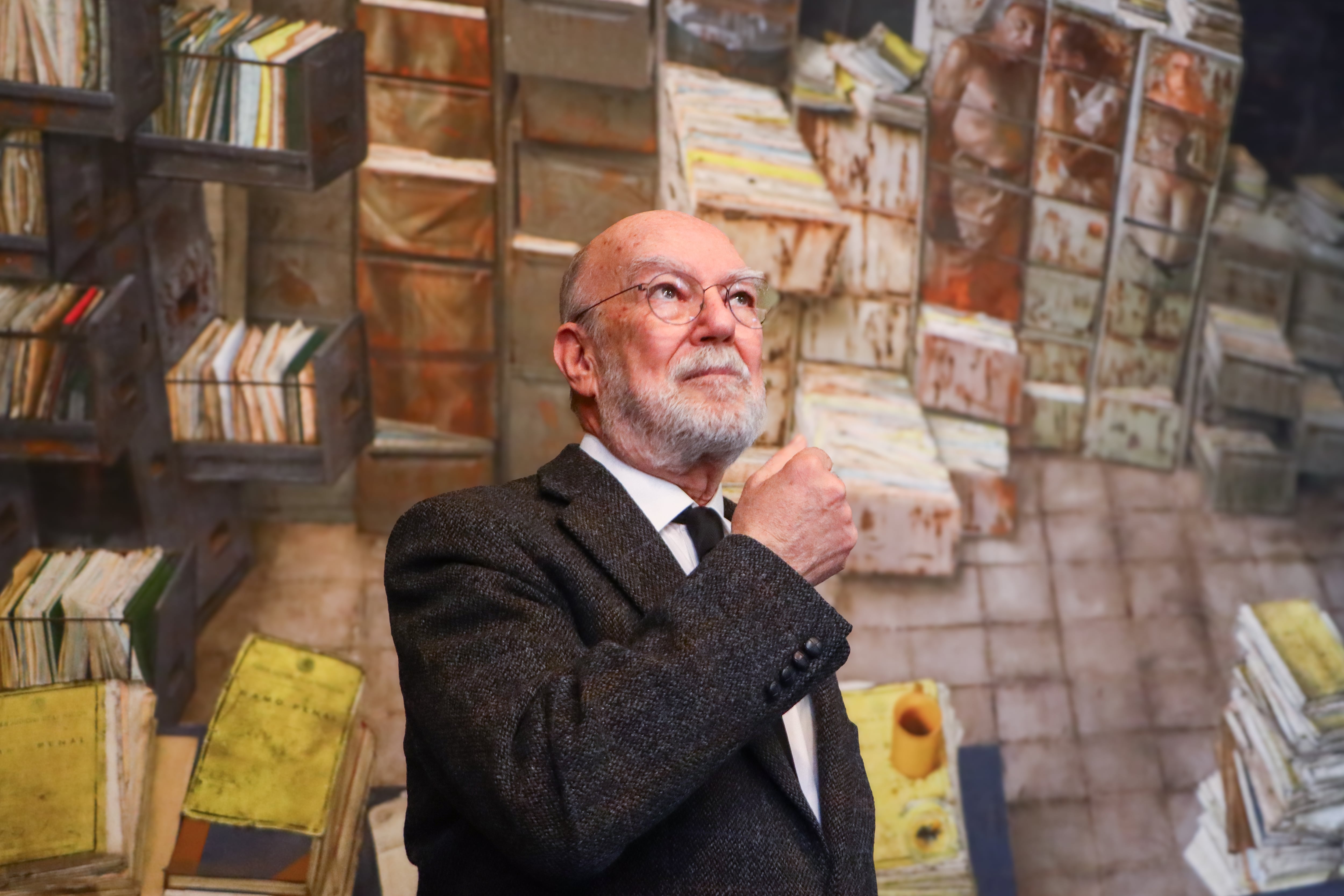 El ministro Juan Luis González Alcántara frente a un mural de Rafael Caduro que forma parte de la serie 'Un clamor por la justicia', al interior de la Suprema Corte de Justicia.