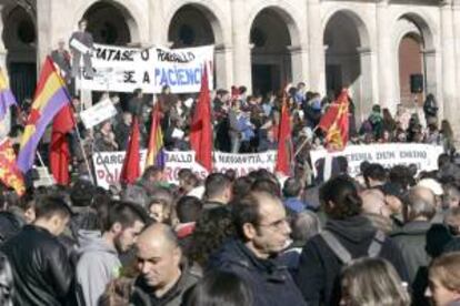 Movilizaciones de los trabajadores de Navantia en Ferrol que se concentraron a mediodía ante el edifico de la Xunta, donde coincidieron con los estudiantes que se oponen a la LOMCE que se aprueba esta tarde en el Senado.