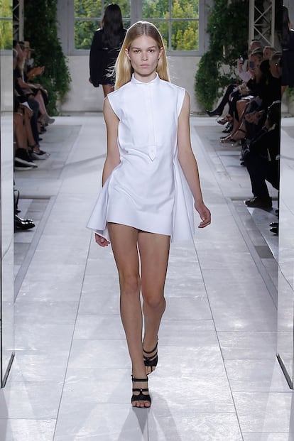 Minivestido camisero de Balenciaga primavera-verano 2014.