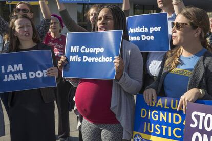 Protesta a favor de la menor frente al Departamento de Salud, este viernes en Washington