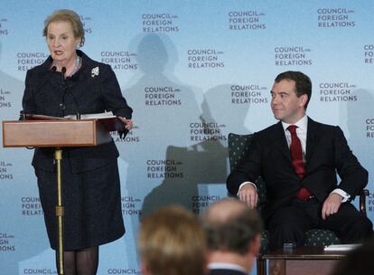 La ex secretaria de Estado Madeleine Albright, una de los dos representantes enviados a la cumbre por Barack Obama, ha presentado al presidente ruso, Dmitry Medvedev, en un encuentro bilateral de la cumbre sobre relaciones internacionales.