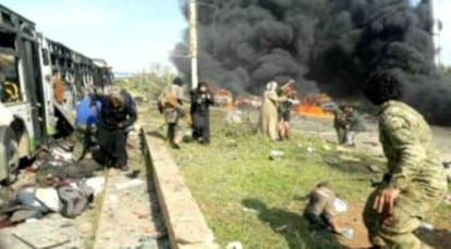 Local do atentado, na periferia de Aleppo, minutos depois da explosão do carro-bomba.