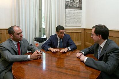 Eduardo Zaplana (centro) en su reunión ayer con Javier Gómez (derecha) y Felipe del Baño.