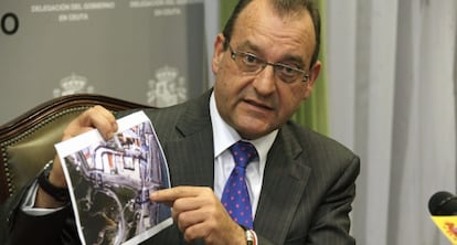 El delegado del Gobierno de Ceuta, Francisco Antonio González, comparece en febrero de 2014, tras la tragedia de Tarajal.