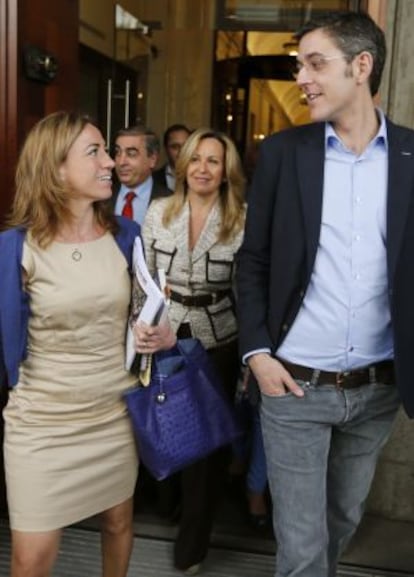 Carme Chacón y Eduardo Madina, en abril de 2013, a la salida del Congreso.