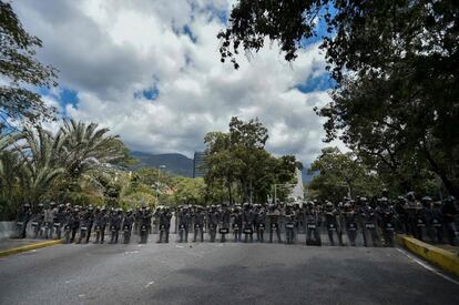 Miembros de la Policía Nacional Bolivariana (PNB) hacen fila para vigilar la entrada de la Universidad Central de Venezuela (UCV).