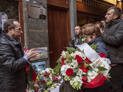 Los padres de Iñigo Cabacas descubren en Bilbao una placa en el lugar de fallecimiento de su hijo.