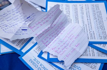 Cartas anónimas enviadas al buzón que la editorial Aquelarre de tinta lanzó bajo la convocatoria TODAS LAS COSAS QUE NUNCA DIJE... en laa que sus seguidores desahogan sus sentimientos, en la librería Niña Oscura en la Ciudad de México el 3 de junio del 2023.