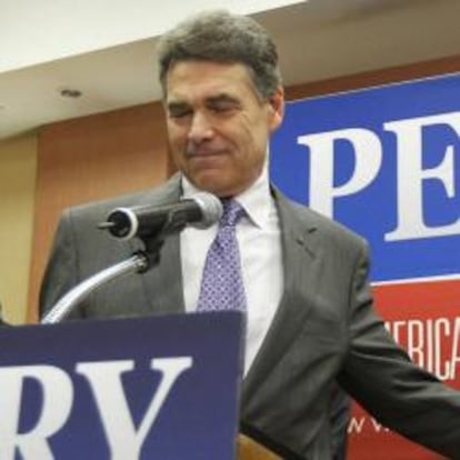Perry, junto a su mujer e hijo, anuncia que abandona la carrera electoral.