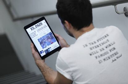 Un joven consulta la edición web de EL PAÍS.