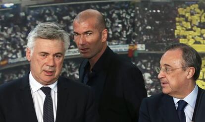 Ancelotti, Zidane y Florentino Pérez, durante la presentación del primero.