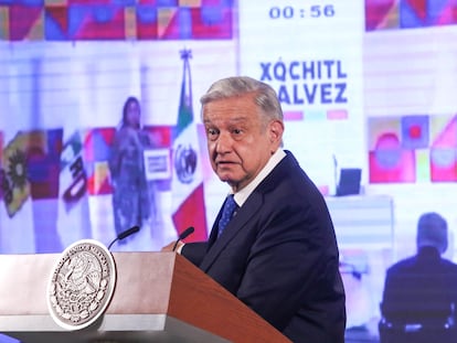 López Obrador muestra un video de Xóchitl Gálvez durante una conferencia en Palacio Nacional, en agosto de 2023.