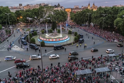 Ambiente en la plaza de Neptuno de Madrid al finalizar el partido.