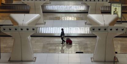 Una viajera en el área de recogida de equipajes del aeropuerto de Madrid-Barajas.