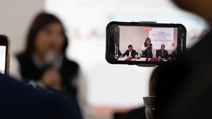 Un joven graba a Clara Brugada, durante el Foro Universitario en la UAM Azcapotzalco.