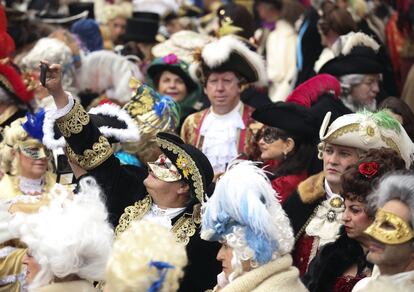 Un home es fotografia durant el carnaval a Venècia.