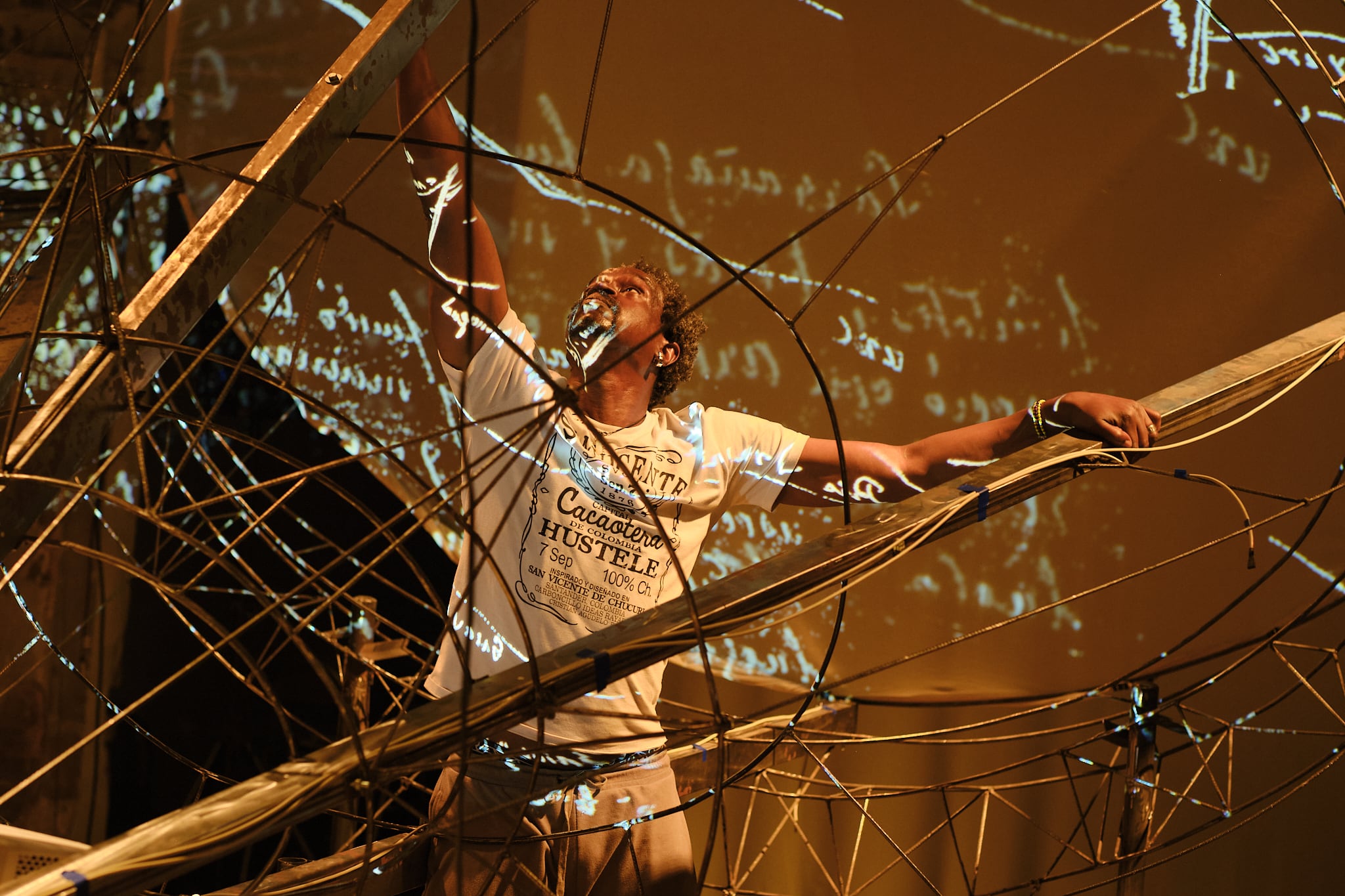 Julián Díaz, actor de la obra ‘La Vorágine’ de Mapa Teatro, al interior de la estructura principal de la instalación.